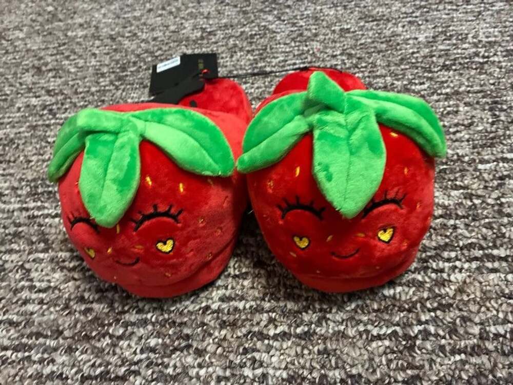 Women’s juniors forever twenty one nwt medium strawberry slippers